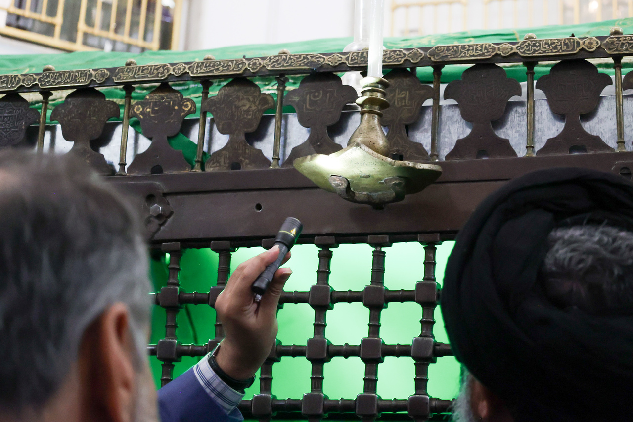 روضہ منورہ امام رضا(ع) کی فولادی ضریح کے نئے دریافت شدہ ٹکڑوں سے نقاب کشائی