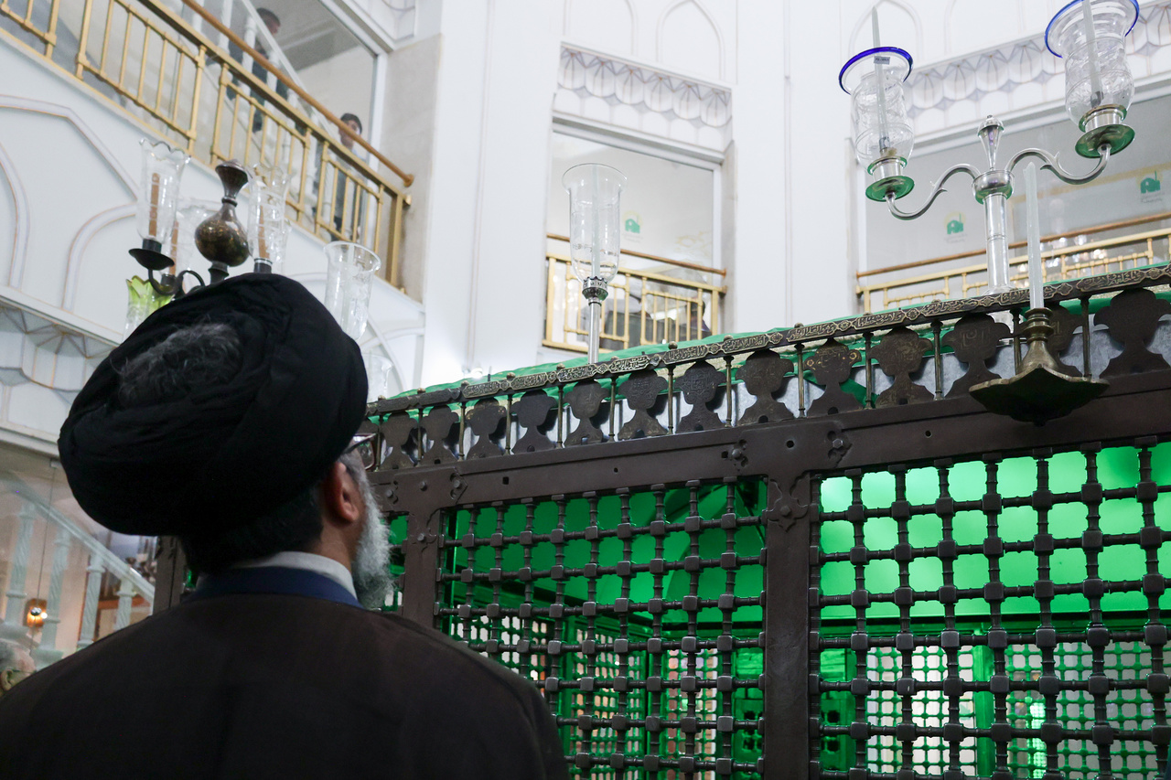روضہ منورہ امام رضا(ع) کی فولادی ضریح کے نئے دریافت شدہ ٹکڑوں سے نقاب کشائی