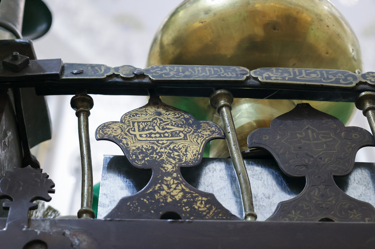 روضہ منورہ امام رضا(ع) کی فولادی ضریح کے نئے دریافت شدہ ٹکڑوں سے نقاب کشائی