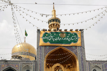 نصب کتیبه های ولادت امام رضا علیه السلام در حرم مطهر رضوی