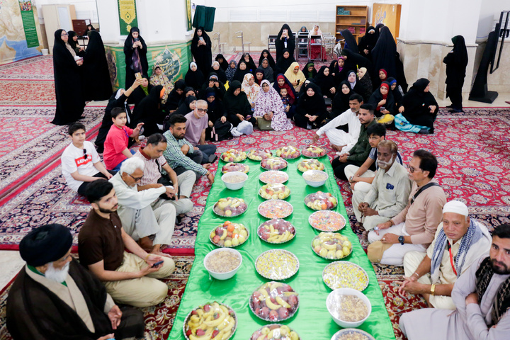 حرم امام رضا(ع) میں ’’طبق دسترخوان‘‘کے روایتی مراسم کا انعقاد