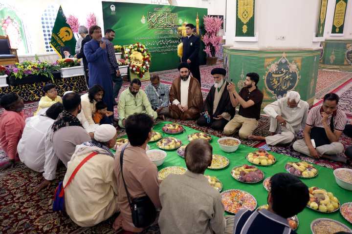 حرم امام رضا(ع) میں ’’طبق دسترخوان‘‘کے روایتی مراسم کا انعقاد