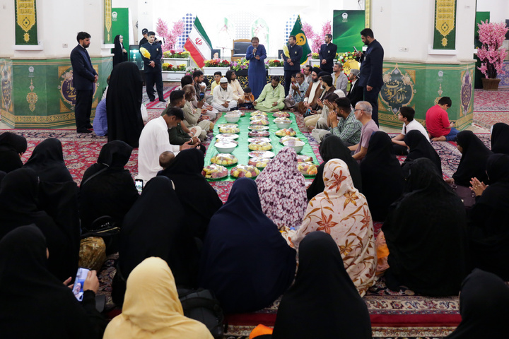 حرم امام رضا(ع) میں ’’طبق دسترخوان‘‘کے روایتی مراسم کا انعقاد