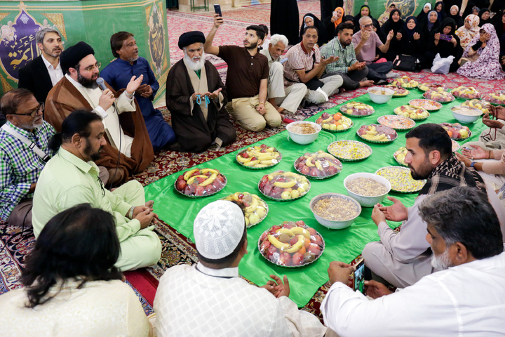 حرم امام رضا(ع) میں ’’طبق دسترخوان‘‘کے روایتی مراسم کا انعقاد