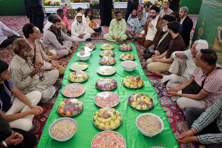حرم امام رضا(ع) میں ’’طبق دسترخوان‘‘کے روایتی مراسم کا انعقاد