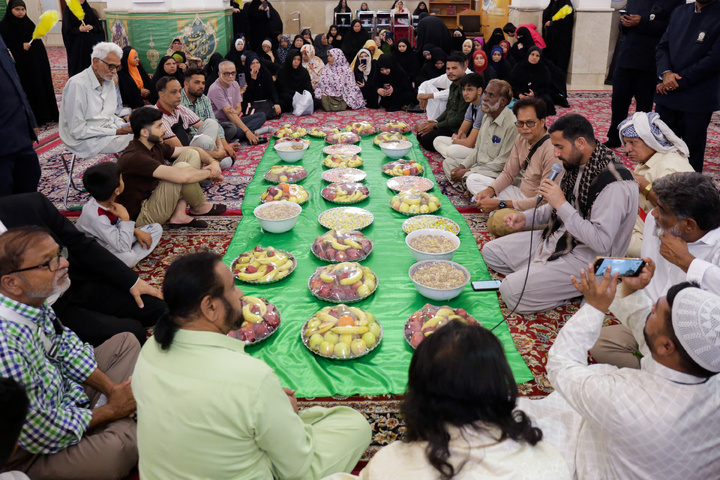 حرم امام رضا(ع) میں ’’طبق دسترخوان‘‘کے روایتی مراسم کا انعقاد