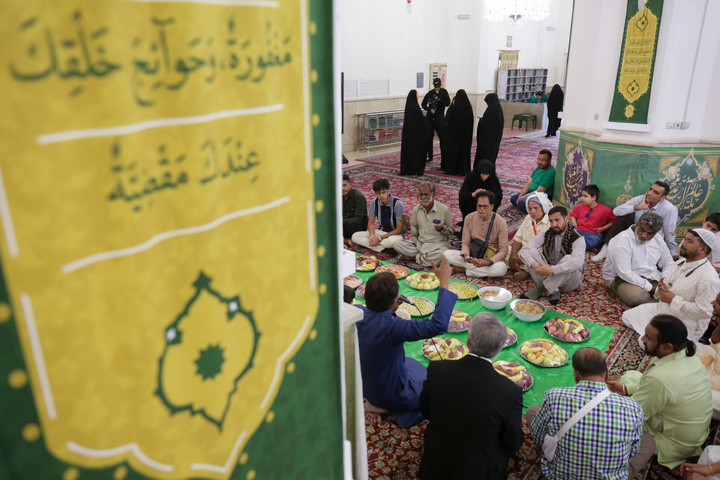 حرم امام رضا(ع) میں ’’طبق دسترخوان‘‘کے روایتی مراسم کا انعقاد