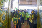 شیراز میں شاہ چراغ کے حرم مطہر پر پھولوں کی برسات