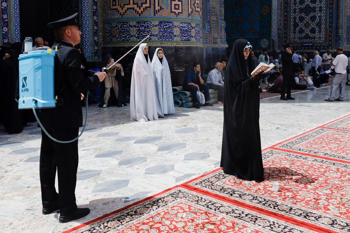 گلاب پاشی در حرم مطهر امام رضا علیه السلام