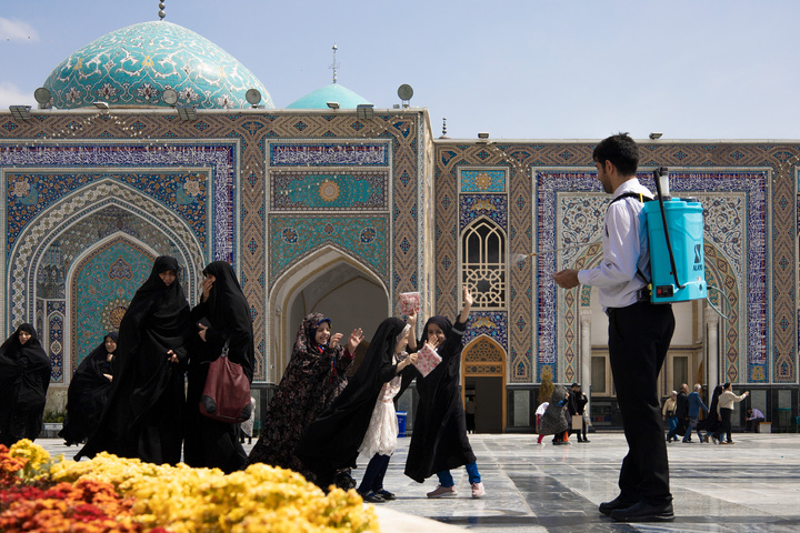 گلاب پاشی در حرم مطهر امام رضا علیه السلام
