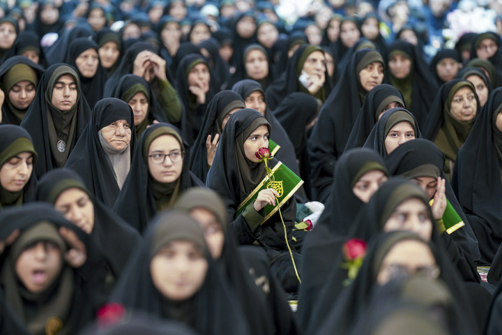 تزیین حرم شاه تشراغ في مدینة شیراز الزهور