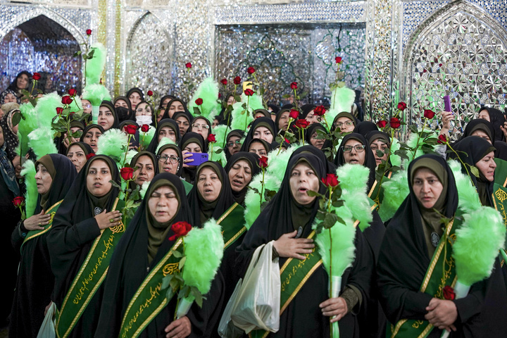 تزیین حرم شاه تشراغ في مدینة شیراز الزهور
