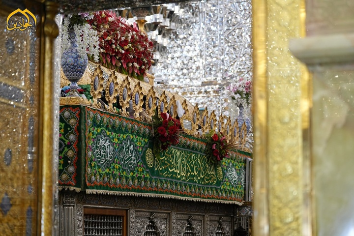 گل آرایی ضریح مطهر امامین جوادین(ع) به مناسبت ولادت امام رضا(ع)