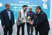 إهداء مهدي زابل عباسي المیدالیة الذهبیة إلى متحف العتبة الرضویة المقدسة