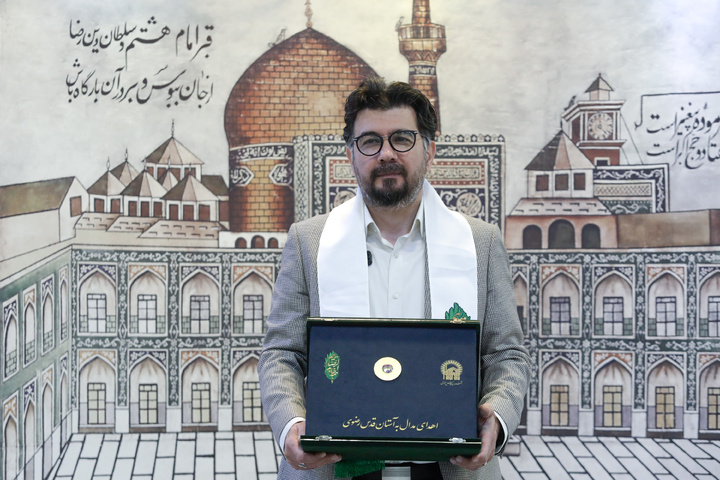 إهداء مهدي زابل عباسي المیدالیة الذهبیة إلى متحف العتبة الرضویة المقدسة