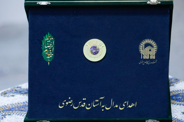 مہدی زابل عباسی کا گولڈ میڈل آستان قدس رضوی کے میوزیم کو ہدیہ کر دیا گیا