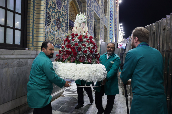 گل‌آرایی ویژه صحن و سرای رضوی به مناسب ایام دهه کرامت