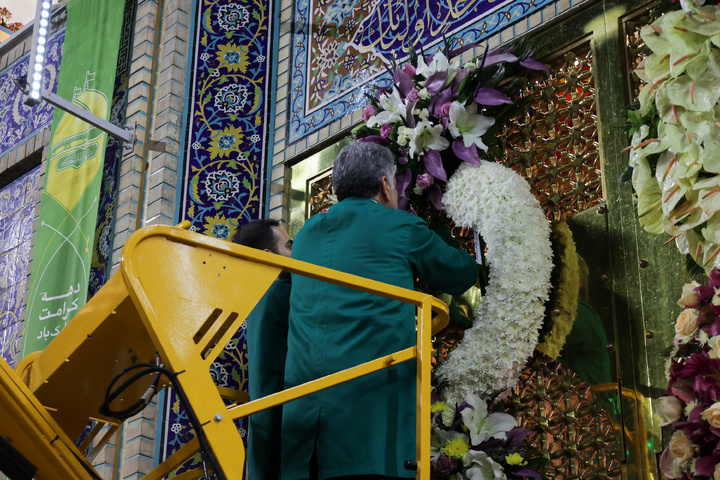 گل‌آرایی ویژه صحن و سرای رضوی به مناسب ایام دهه کرامت