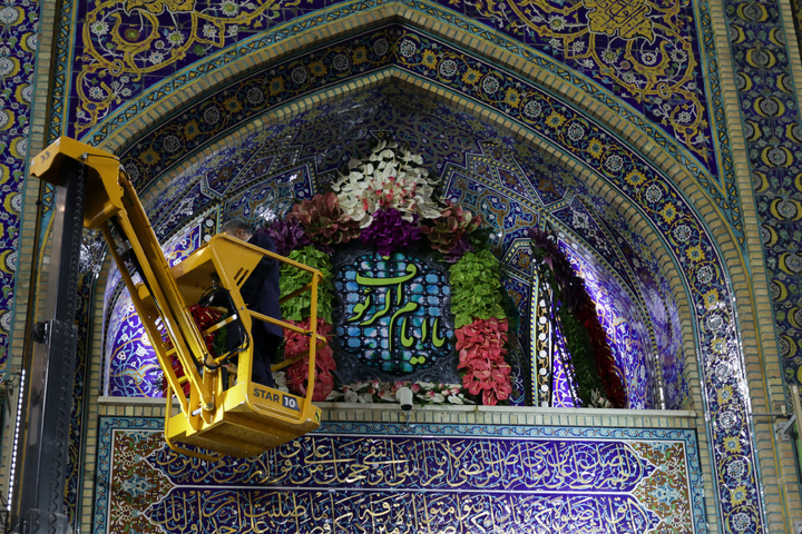 گل‌آرایی ویژه صحن و سرای رضوی به مناسب ایام دهه کرامت