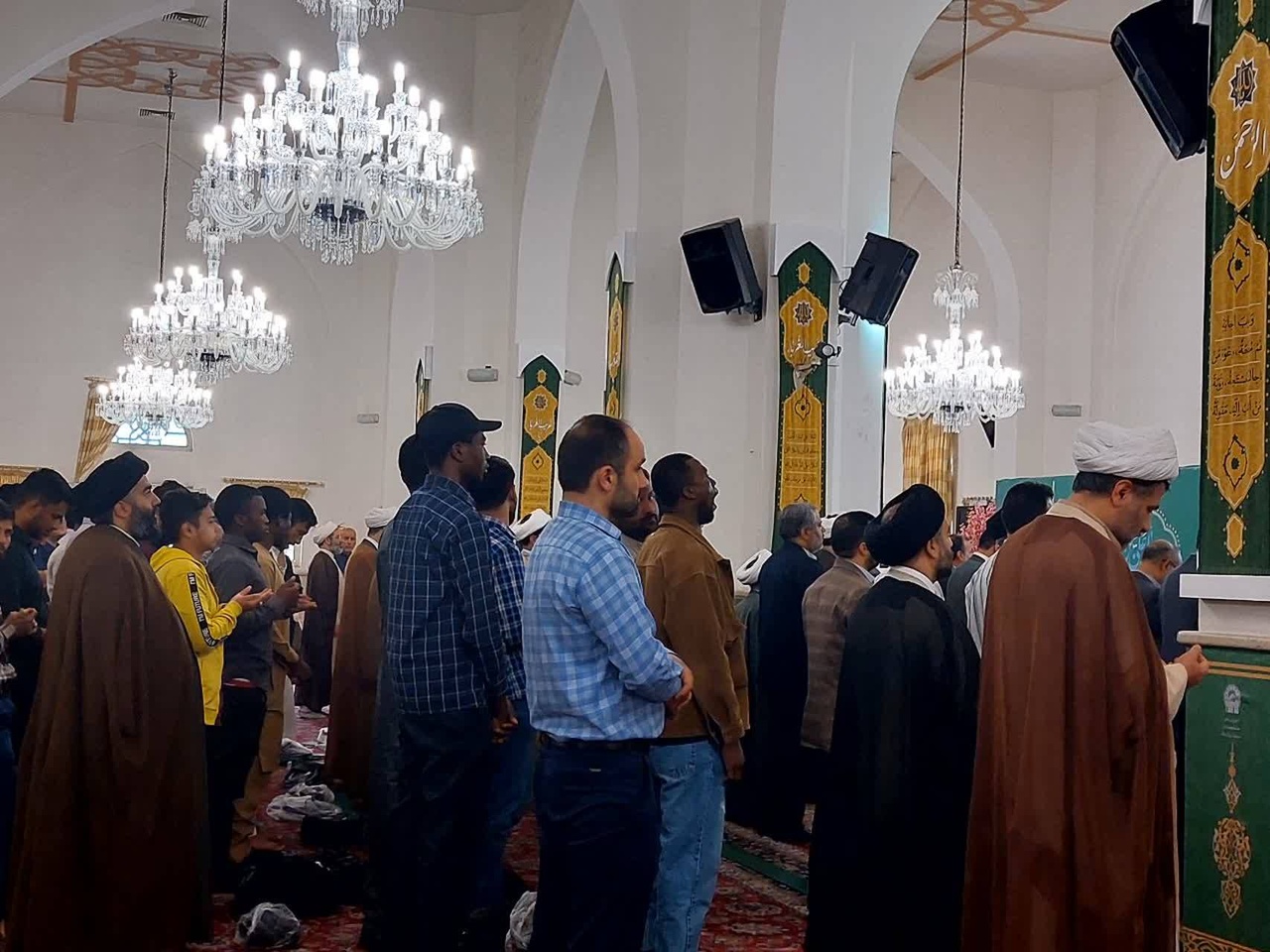 ولادت با سعادت امام رضا(ع) کی مناسبت سے جامعۃ المصطفی العالمیہ کے غیرملکی طلباء کی جانب سے  حرم امام رضا(ع) میں جشن کا انعقاد