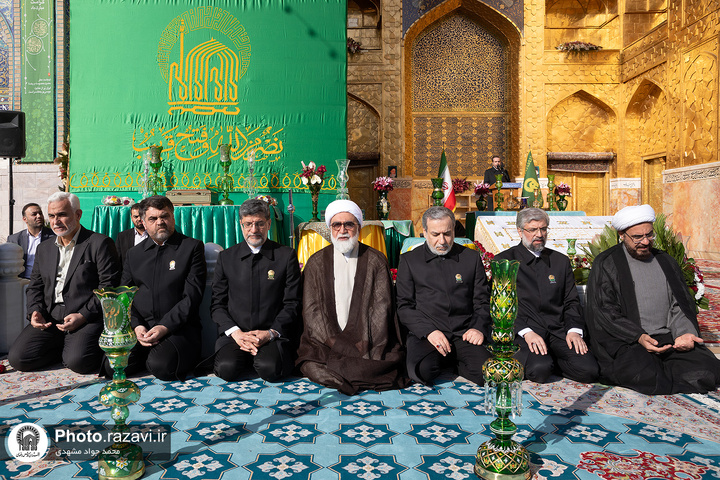 آیین تعویض پوش ضریح و پرچم گنبد منور رضوی در روز میلاد امام مهربانی‌ها