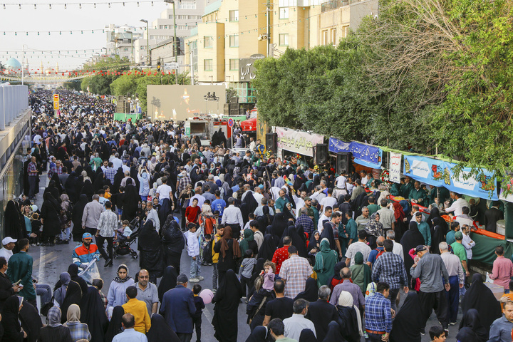Imam Reza's lovers celebrate his birth anniv.