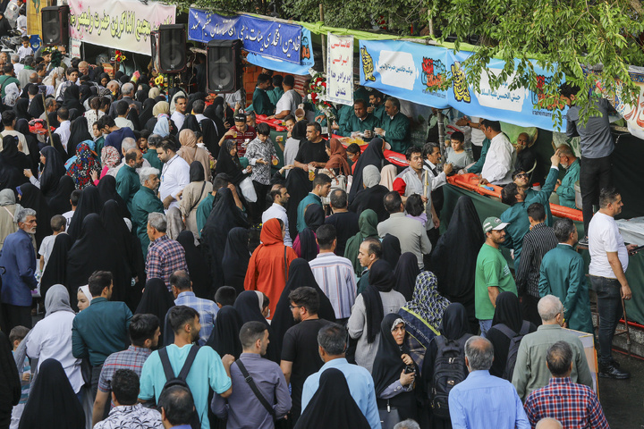 Imam Reza's lovers celebrate his birth anniv.