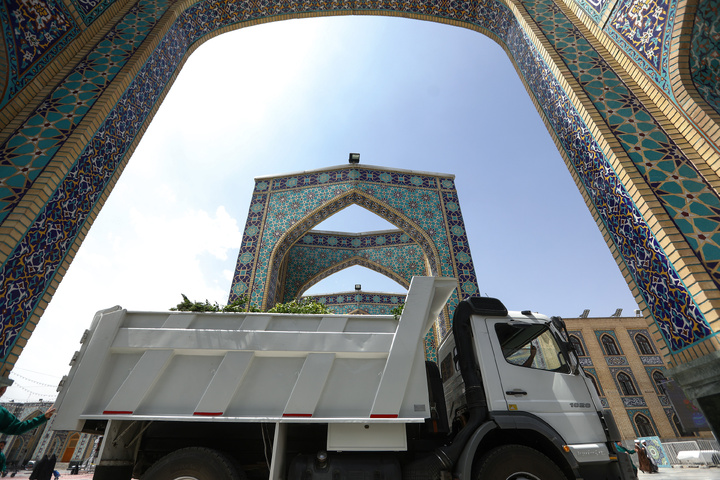 Donated flower caravan arrives at Imam Reza Shrine