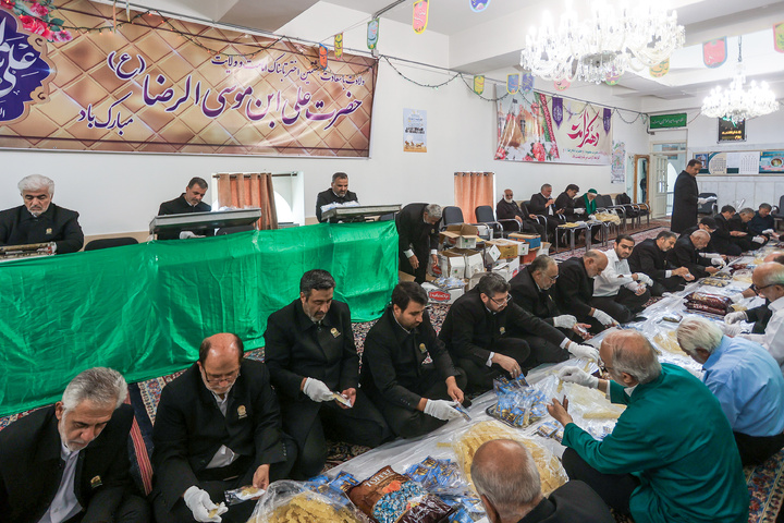 Thousands of rock candy packs distributed at Imam Reza Shrine 