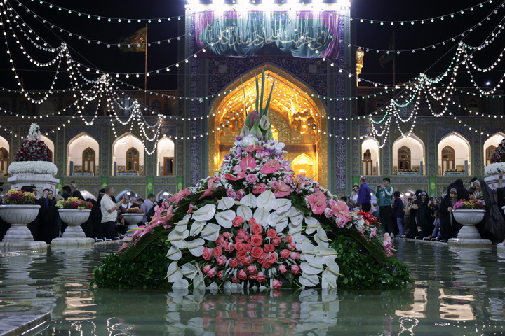 عشرہ کرامت کی مناسبت سے حرم امام رضا(ع) کی پھولوں سے سجاوٹ