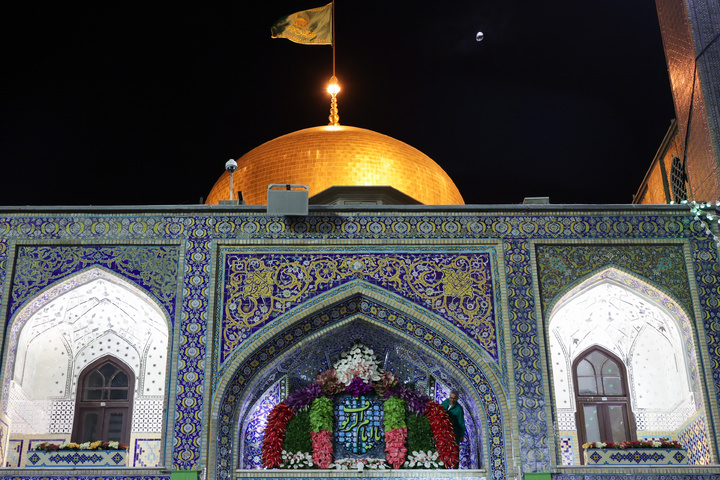 عشرہ کرامت کی مناسبت سے حرم امام رضا(ع) کی پھولوں سے سجاوٹ