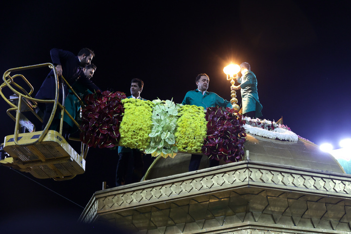 عشرہ کرامت کی مناسبت سے حرم امام رضا(ع) کی پھولوں سے سجاوٹ