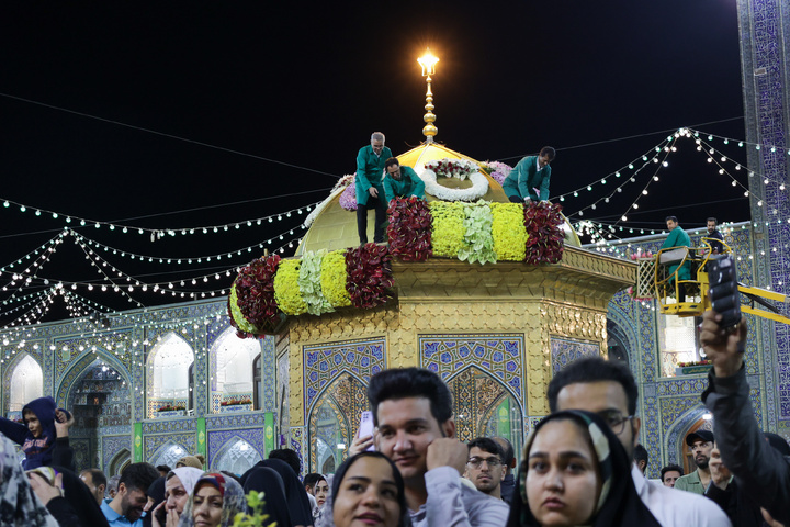 عشرہ کرامت کی مناسبت سے حرم امام رضا(ع) کی پھولوں سے سجاوٹ