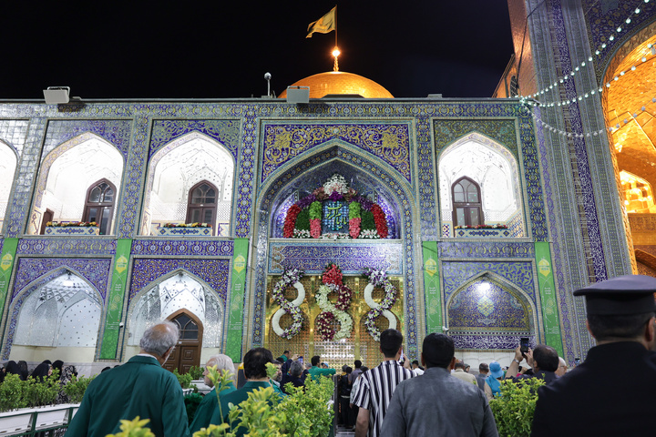عشرہ کرامت کی مناسبت سے حرم امام رضا(ع) کی پھولوں سے سجاوٹ