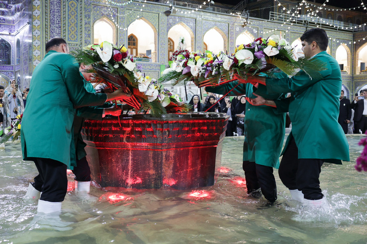 عشرہ کرامت کی مناسبت سے حرم امام رضا(ع) کی پھولوں سے سجاوٹ