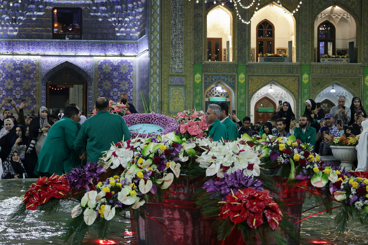 عشرہ کرامت کی مناسبت سے حرم امام رضا(ع) کی پھولوں سے سجاوٹ