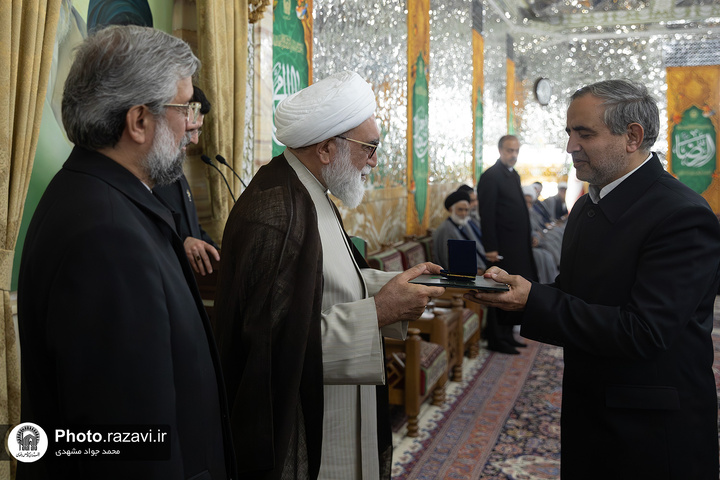اعطای احکام خادمان بارگاه منور رضوی