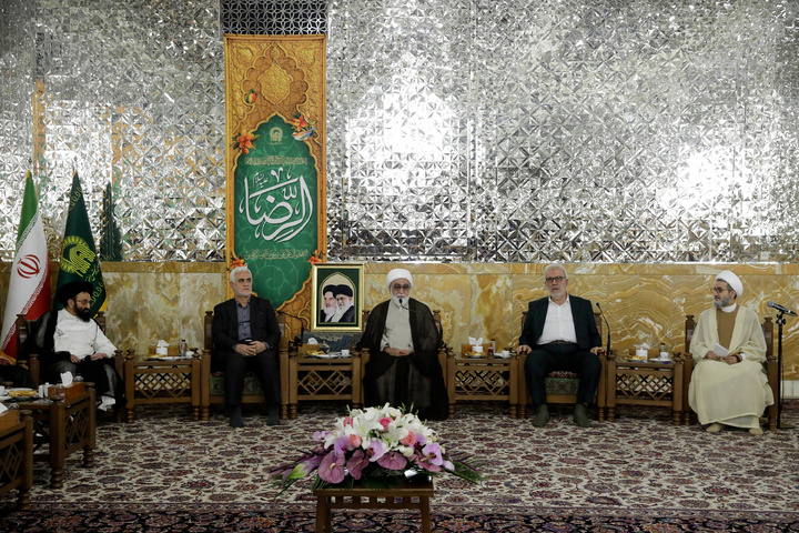 لقاء رئيس ديوان الوقف الشيعي العراقي والأمين العام للعتبة الحسينية المقدسة مع متولي العتبة الرضویة المقدسة