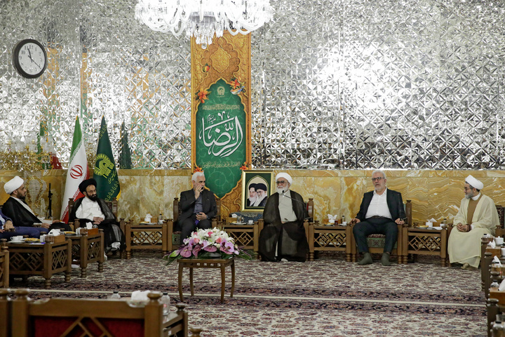 لقاء رئيس ديوان الوقف الشيعي العراقي والأمين العام للعتبة الحسينية المقدسة مع متولي العتبة الرضویة المقدسة
