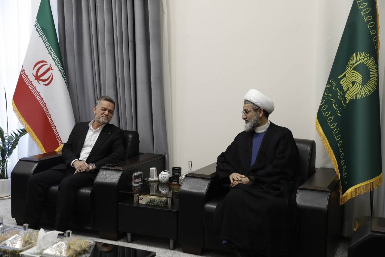 تعزيز وتطوير العلاقات الثنائية بين حرم الإمام الرضا (ع) وحرم الإمام علي (ع) في مجال الزیارة والزائر