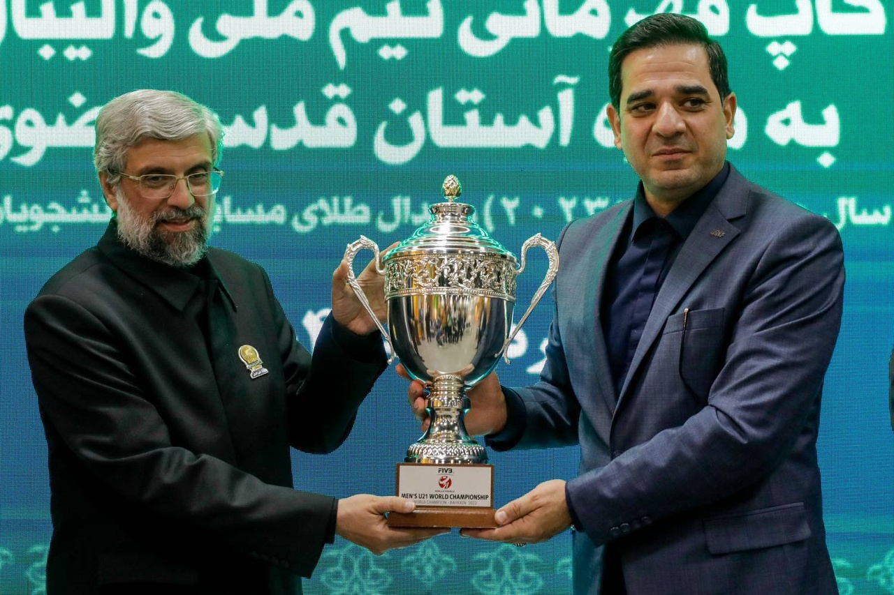 إهداء كأس بطولة العالم للحرم الرضوي الشریف یعتبر رمزا لتوسل مجتمع الكرة الطائرة بالإمام الرضا (ع)