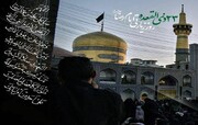 عزاء وحزن زوار الحرم الرضوي الشریف في ليلة زيارة الإمام الرضا (ع)