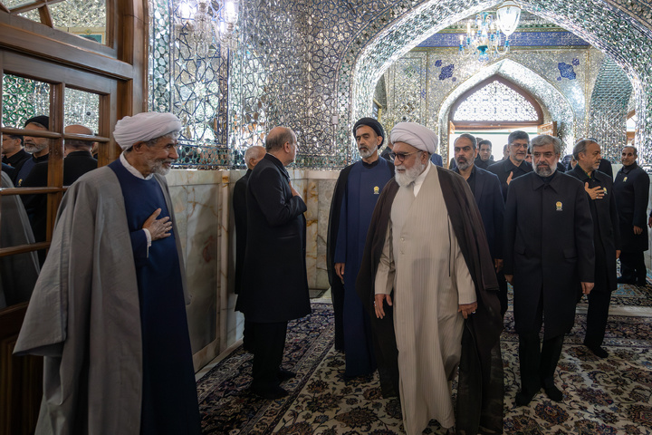 إحياء الذكرى السنوية الأولى لإستشهاد آية الله رئيسي في الحرم الرضوي الشریف