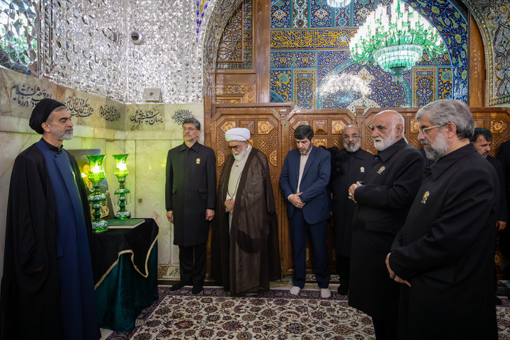 إحياء الذكرى السنوية الأولى لإستشهاد آية الله رئيسي في الحرم الرضوي الشریف