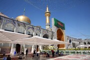 تجهيز ووضع أكثر من 200 مظلة في صحون الحرم الرضوي الشریف