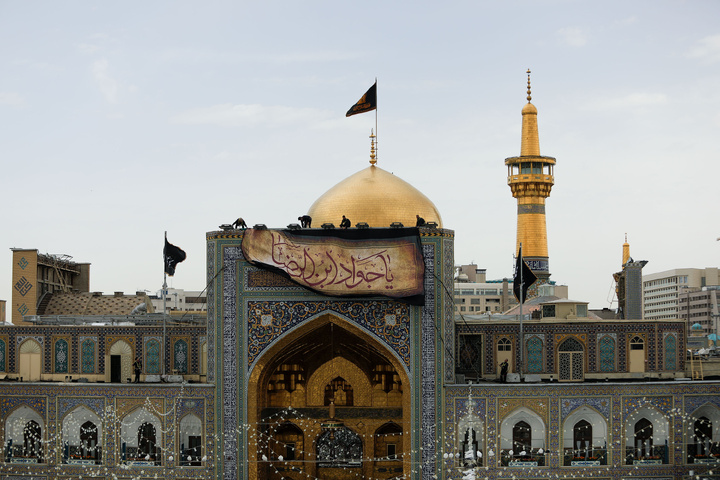 تعلیق  نقوش(لافتات) بمناسبة شهادة جواد الأئمة (ع) في الحرم الرضوي الشريف