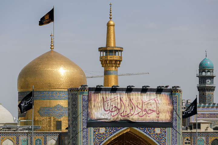 تعلیق  نقوش(لافتات) بمناسبة شهادة جواد الأئمة (ع) في الحرم الرضوي الشريف