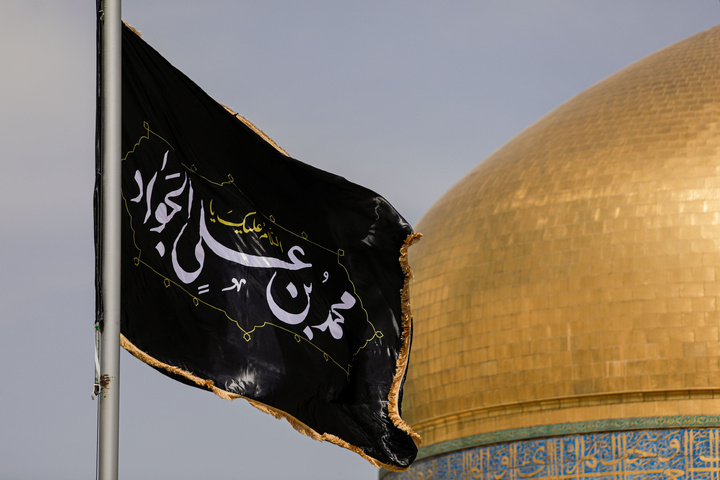 تعلیق  نقوش(لافتات) بمناسبة شهادة جواد الأئمة (ع) في الحرم الرضوي الشريف