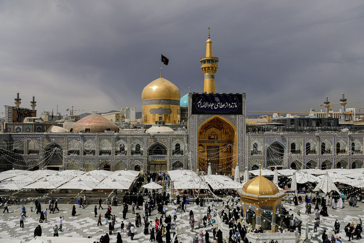 تعلیق  نقوش(لافتات) بمناسبة شهادة جواد الأئمة (ع) في الحرم الرضوي الشريف
