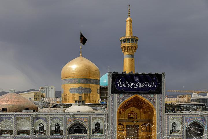 تعلیق  نقوش(لافتات) بمناسبة شهادة جواد الأئمة (ع) في الحرم الرضوي الشريف